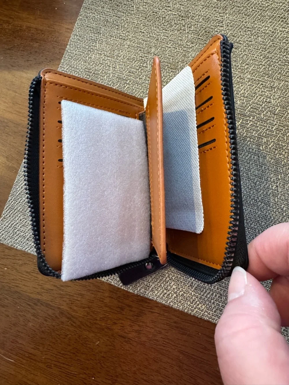 Men’s zip‎ leather wallet in black.